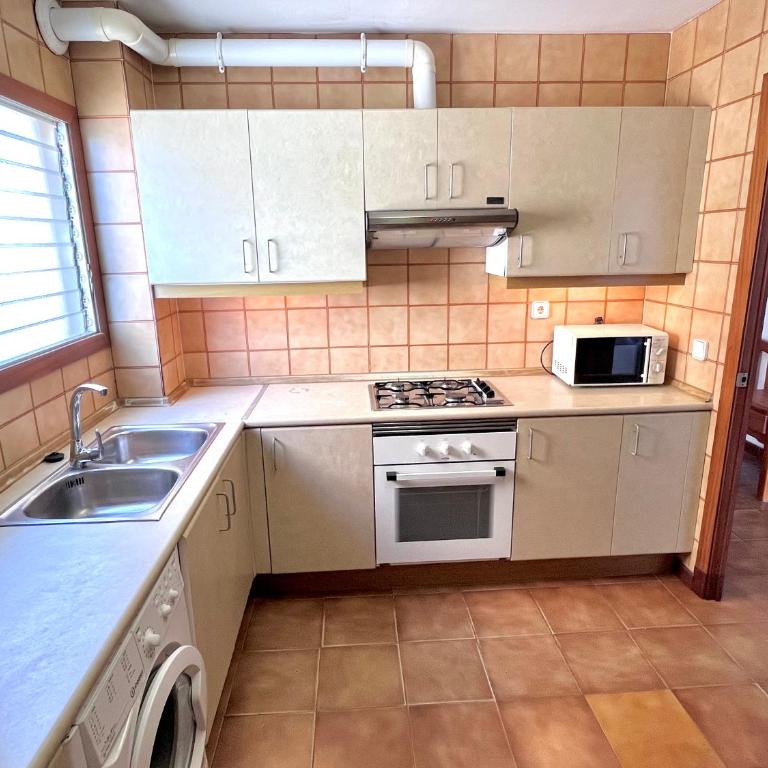 Bertur Rodes - Apartamento de 3 dormitorios con vistas al mar - 7