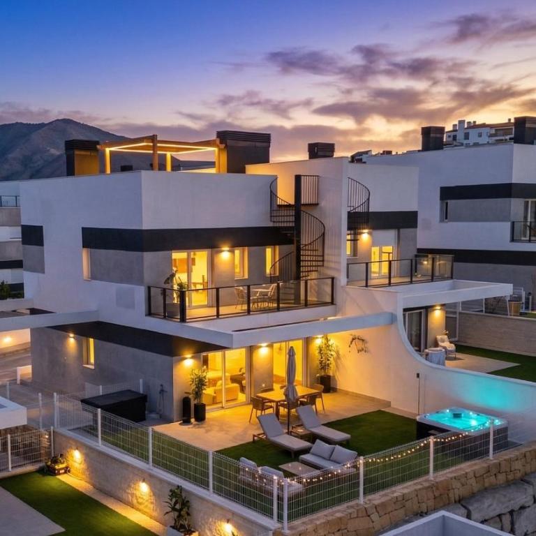 Stunning House, 3BR, HOT TUB, WIFI, Parking - Casa Vacacional de 3 dormitorios - 2