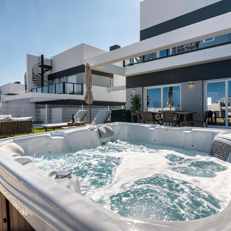 Stunning House, 3BR, HOT TUB, WIFI, Parking - Casa Vacacional de 3 dormitorios - 1