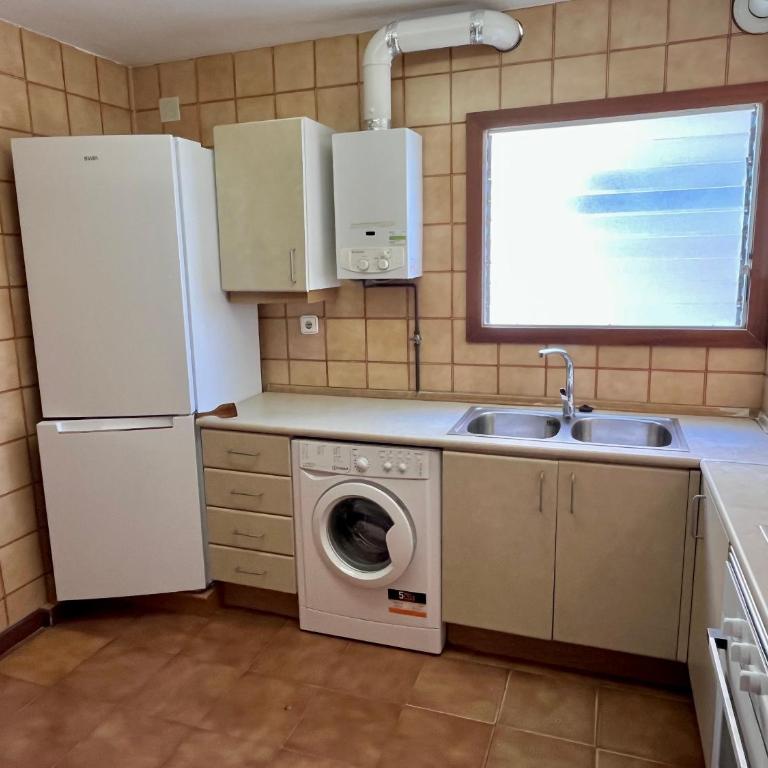 Bertur Rodes - Apartamento de 3 dormitorios con vistas al mar - 32