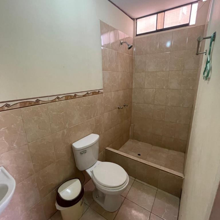 Hospedaje vista del sol 1 - Habitación Doble con baño privado - 2 camas - 8