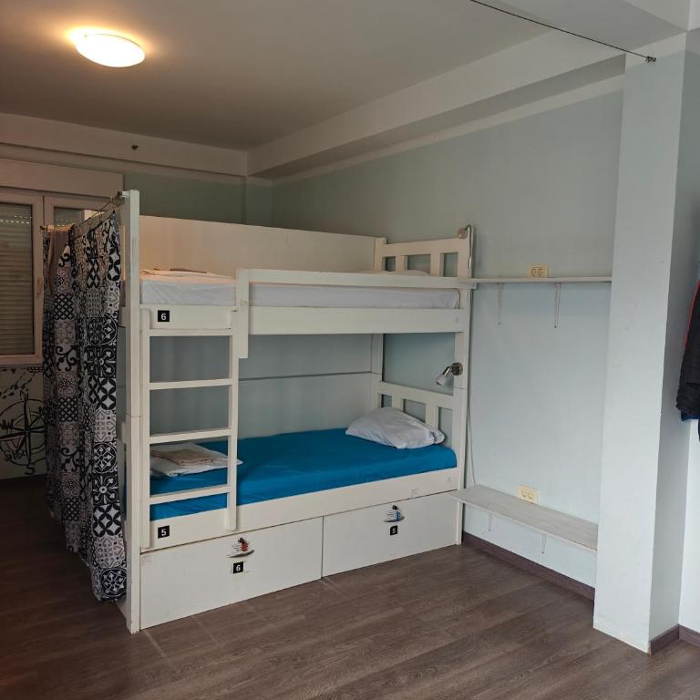 The High Hostel - Bed in 8-Bed Mixed Dormitory Room - 7