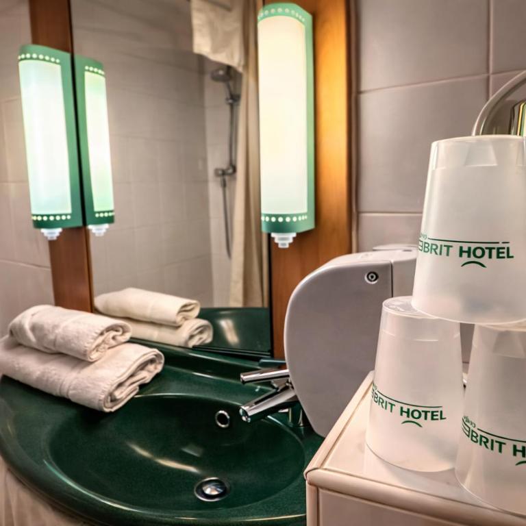 Brit Hotel Calais - Chambre Triple - 1