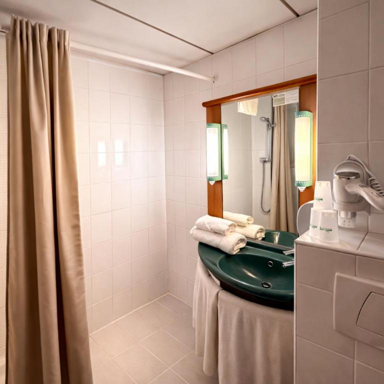 Brit Hotel Calais - Chambre Triple - 2
