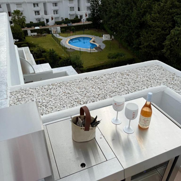 West-Facing Penthouse Roof Terrace Overlooking Pool Walk to Tennis and Golf - Apartamento de 2 dormitorios - 1