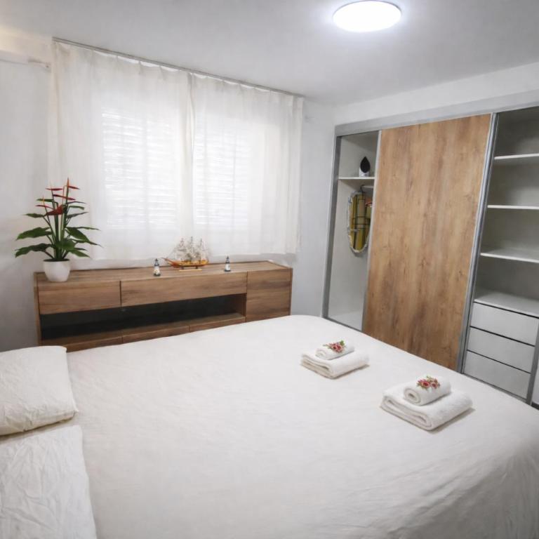 Sunny Private Pool Retreat with Terrace Calafell - Apartamento de 1 dormitorio - 10