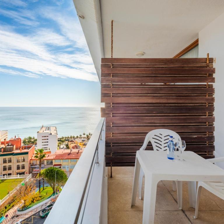 Leonardo Hotel Torremolinos Costa Del Sol - Habitación Superior con vistas laterales al mar - 4