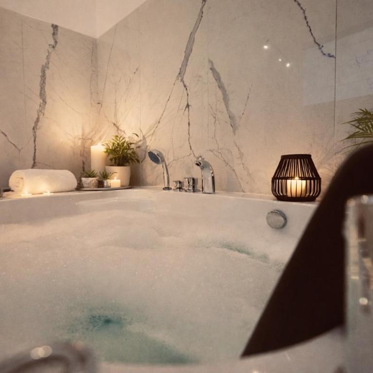 Elene Suites Luxury Boutique - Queen Room with Spa Bath - 2
