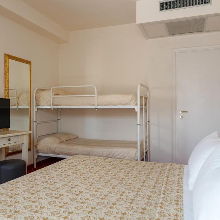 Hotel Alexander - Classic Quadruple Room - 2
