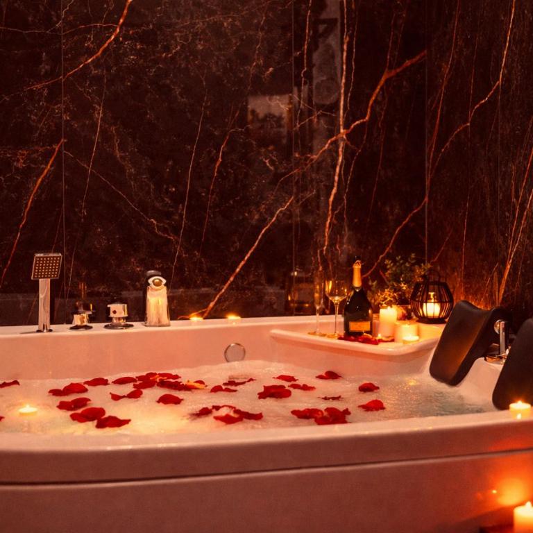 Elene Suites Luxury Boutique - King Room with Spa Bath - 2