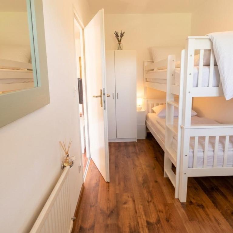 SIMON Haus KMB Seeappartement am Ossiacher See, Hallenbad, Skiarena Gerlitzen - Apartment mit 2 Schlafzimmern und Balkon - 6
