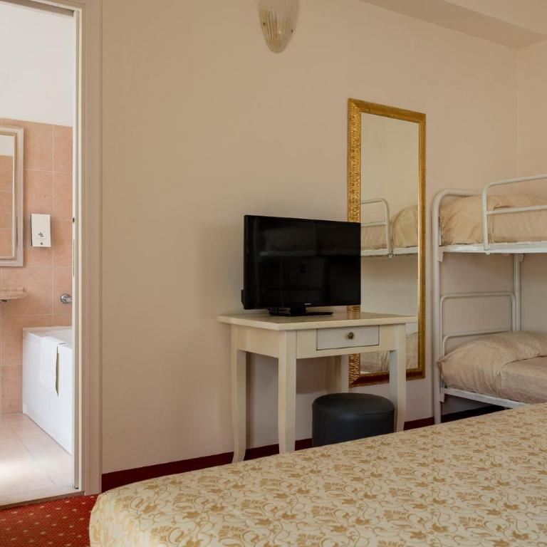 Hotel Alexander - Classic Quadruple Room - 4