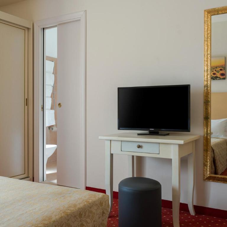 Hotel Alexander - Classic Quadruple Room - 3