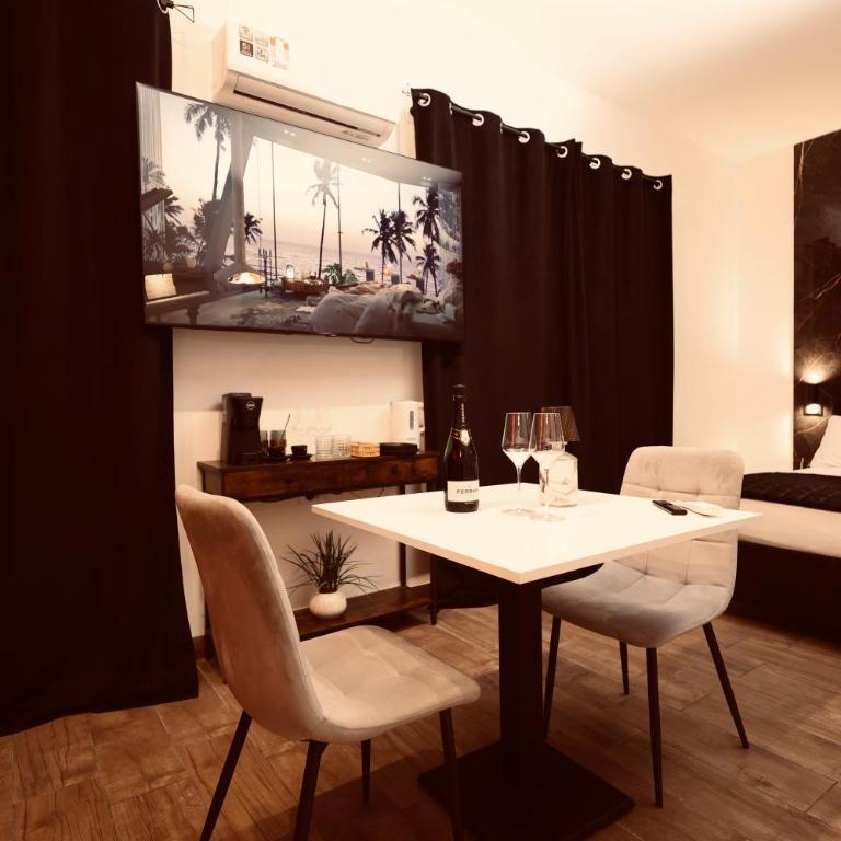 Elene Suites Luxury Boutique - King Room with Spa Bath - 14
