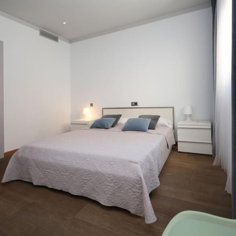 PepeFlats - VLC City House with garage, city ciencias - Three-Bedroom House - 52