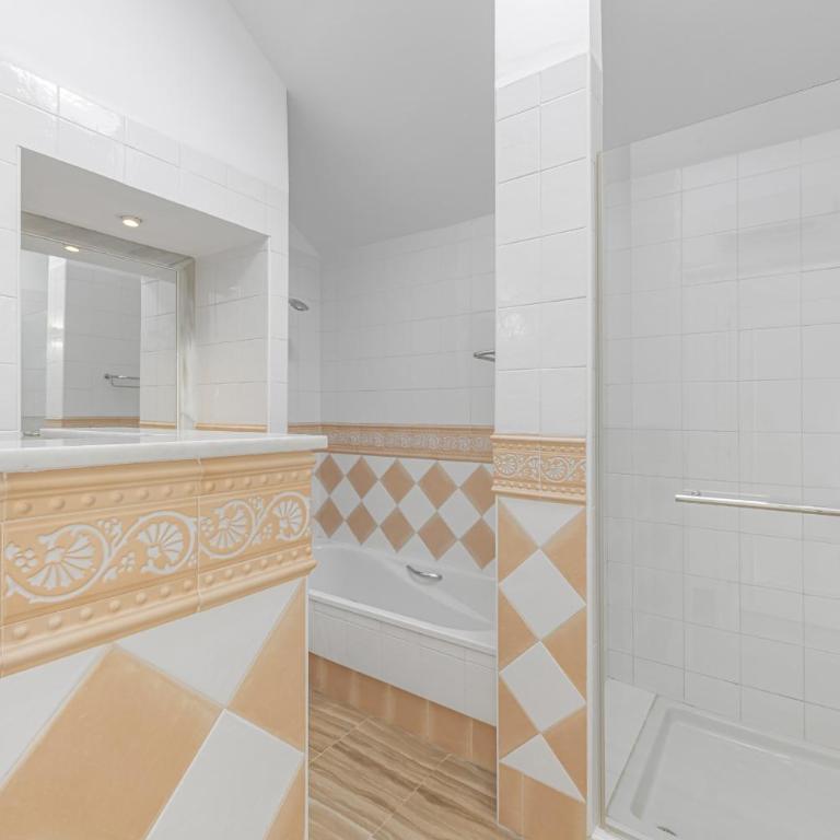 Amazing 4Br Apart. Parking, Pool, Close to the Sea - Apartment - 45