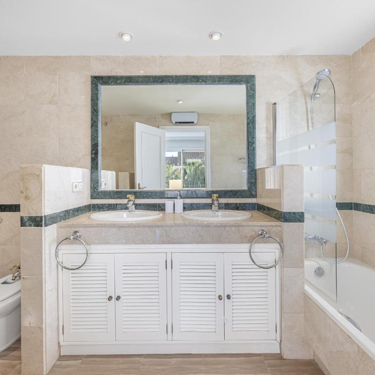 Amazing 4Br Apart. Parking, Pool, Close to the Sea - Apartment - 51