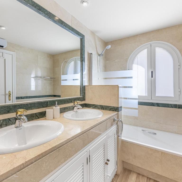Amazing 4Br Apart. Parking, Pool, Close to the Sea - Apartment - 56