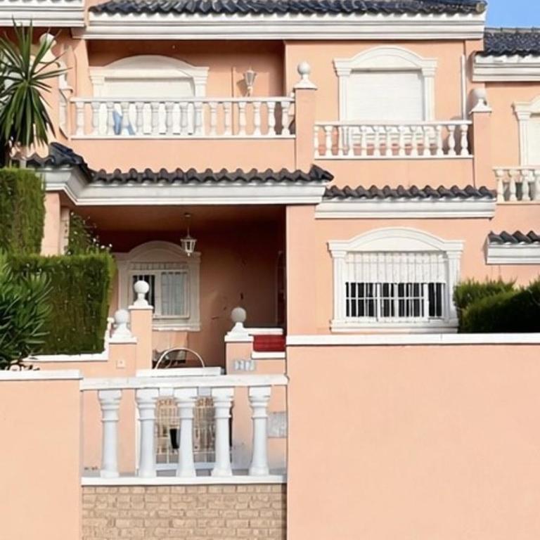 2 Bedroom Townhouse - Communal Pool - 15min Walk to Carabassi Beach - Quiet Location - AC, WiFi & Free Parking - Two-Bedroom House - 10