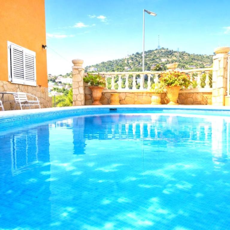 Sunny Private Pool Retreat with Terrace Calafell - Apartamento de 1 dormitorio - 4