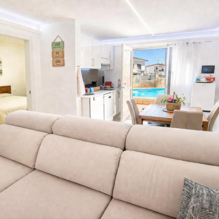 Sunny Private Pool Retreat with Terrace Calafell - Apartamento de 1 dormitorio - 6