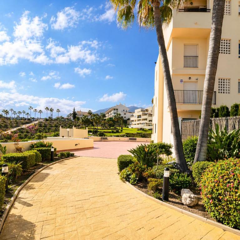 Benalmadena Spacious Apartment with Private Garden Pool and BBQ - Magnolia Properties - Apartamento Superior con balcón - 28