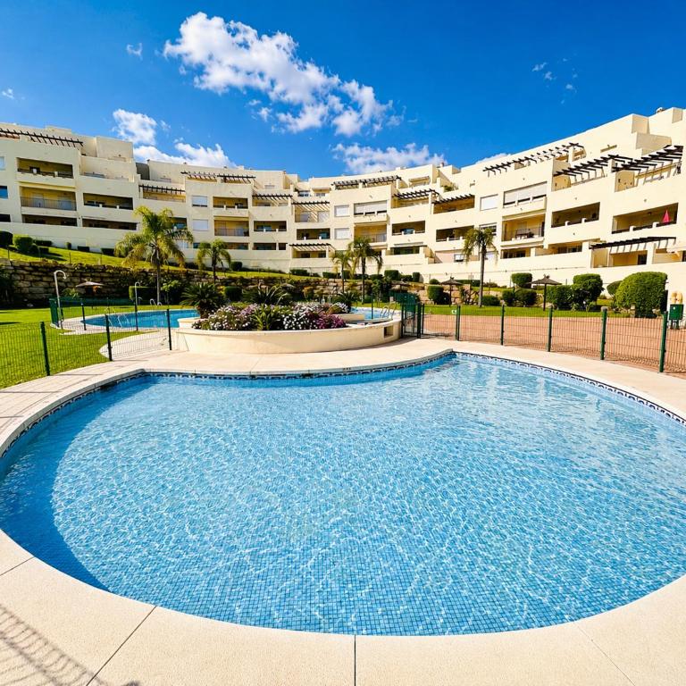 Benalmadena Spacious Apartment with Private Garden Pool and BBQ - Magnolia Properties - Apartamento Superior con balcón - 31