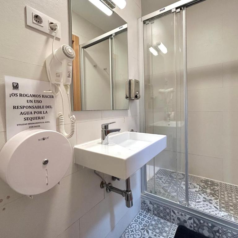Be Ramblas Guest House - Double Room with Shared Toilet - 1