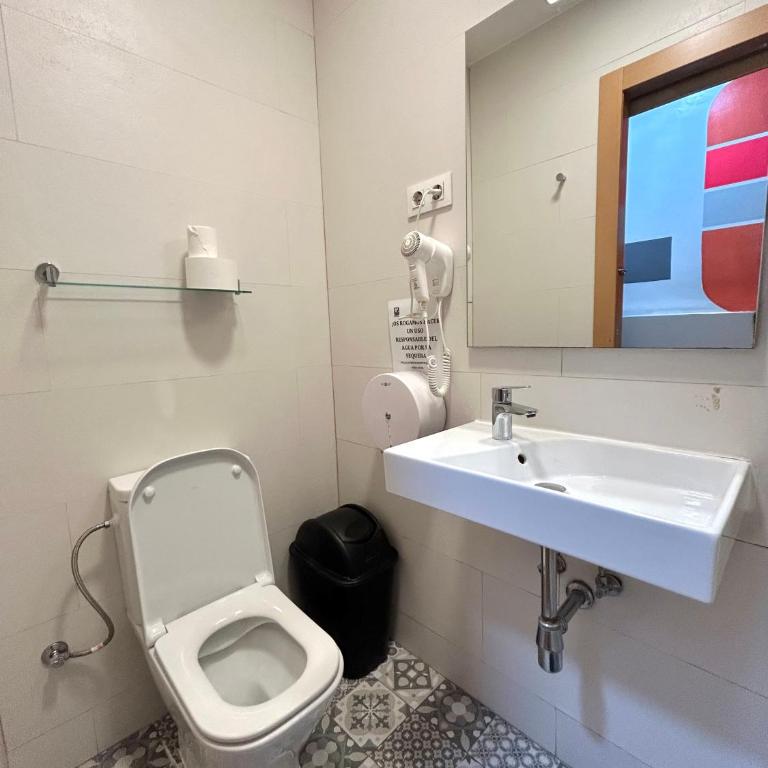 Be Ramblas Guest House - Double Room with Shared Toilet - 2