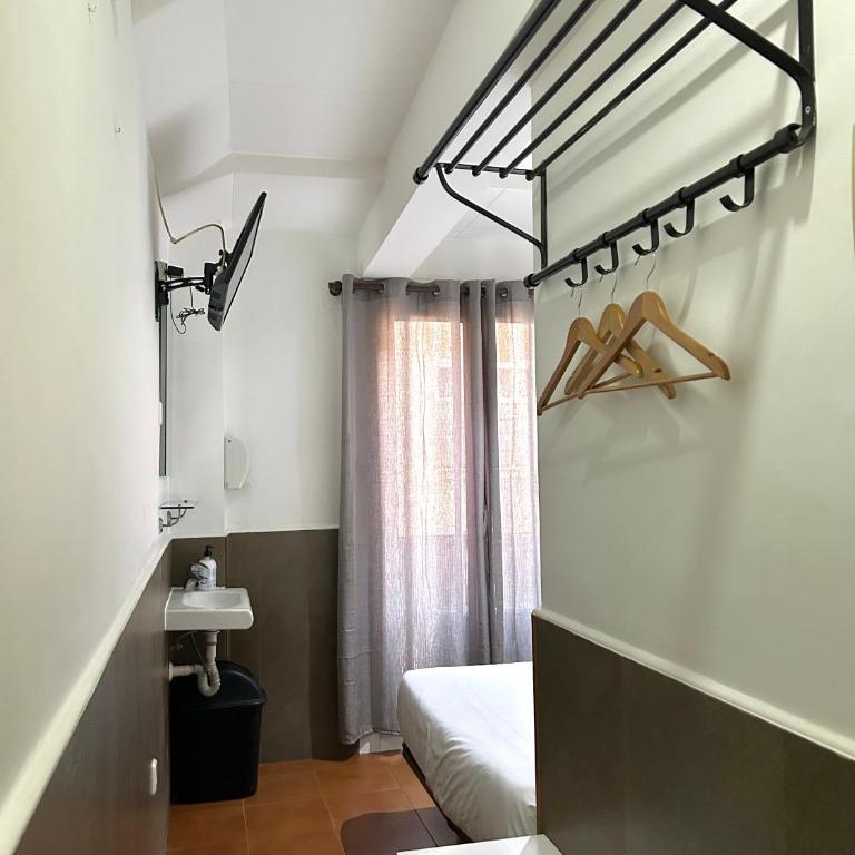 Be Ramblas Guest House - Double Room with Shared Toilet - 3