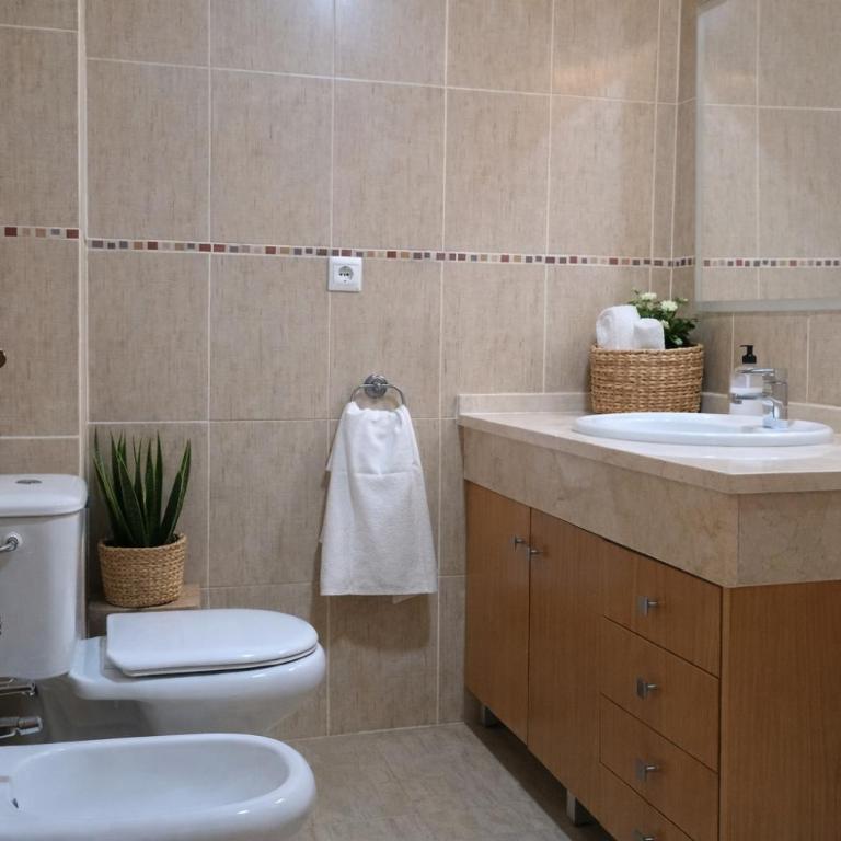 Casa familiar con patio privado y piscina comunitaria cerca de la playa - Casa de 3 dormitorios - 13