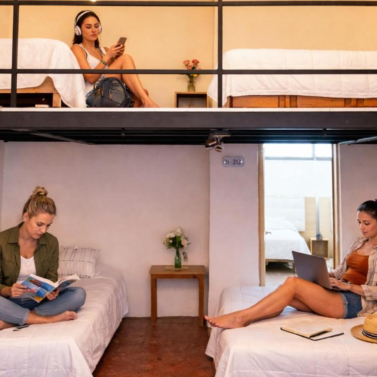 Hostalgia Casa Zul - Cama en habitación compartida femenina de 6 camas - 1