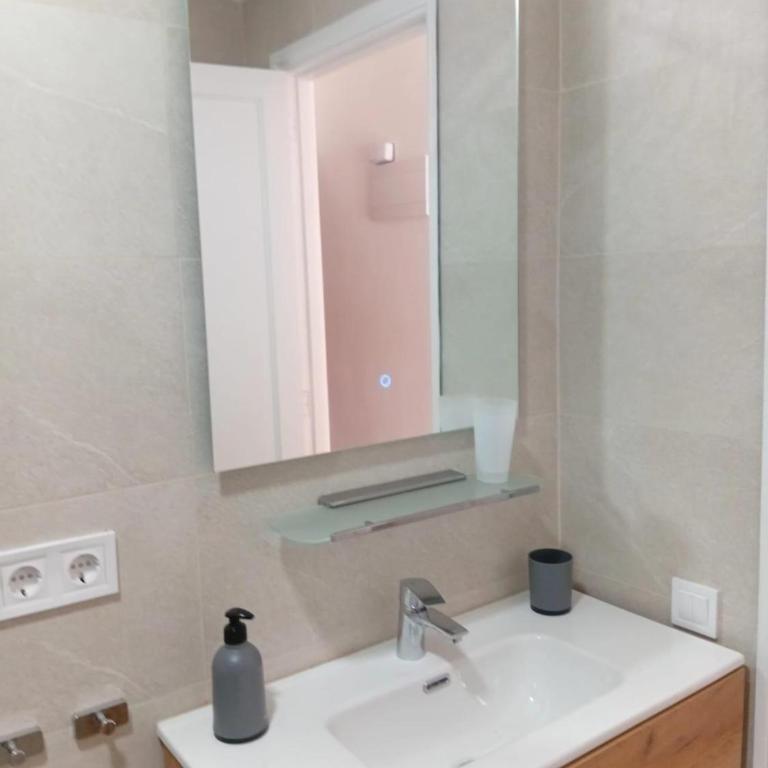 Apartamentos Los Juncos - One-Bedroom Apartment with Balcony - 10