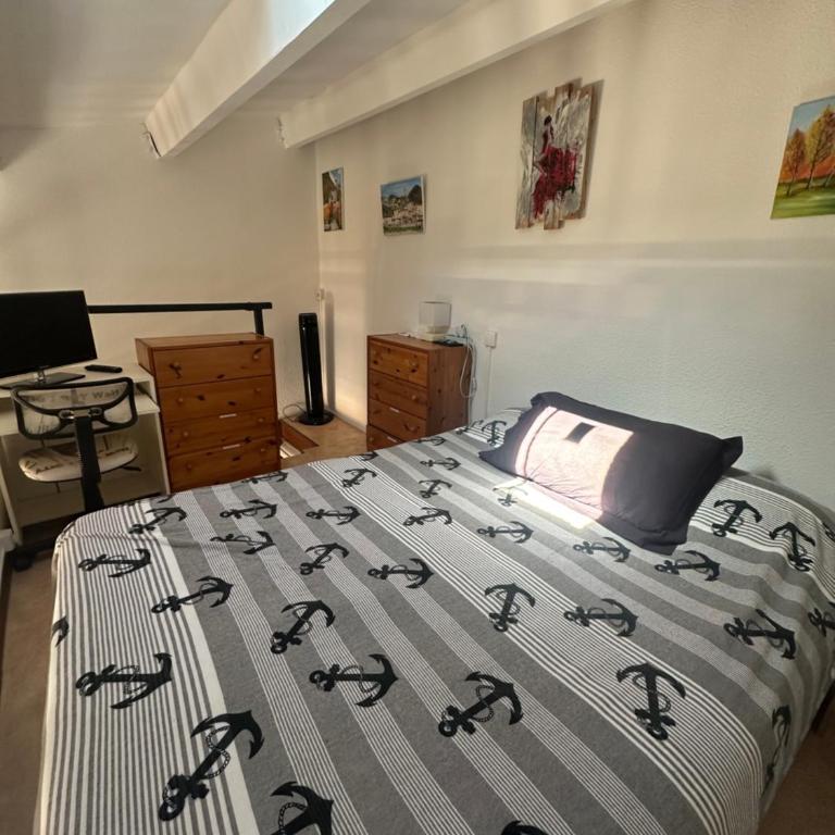 T3 CLIMATISE 40m2 Piscine Parking PRIVE 2 Chambres Secteur falaises 50 m de la plage Proche centre-port 4 Personnes - Double Room - 5