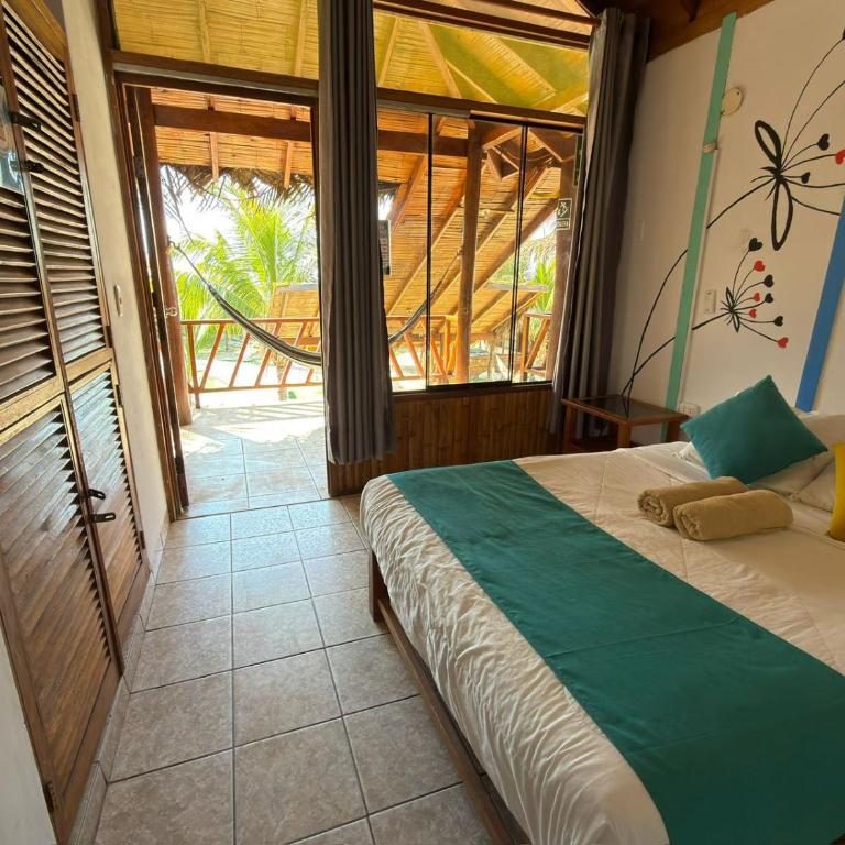 The Point Mancora Beach - Hostel Juvenil de Fiesta - Habitación con cama grande y vistas al jardín - 3