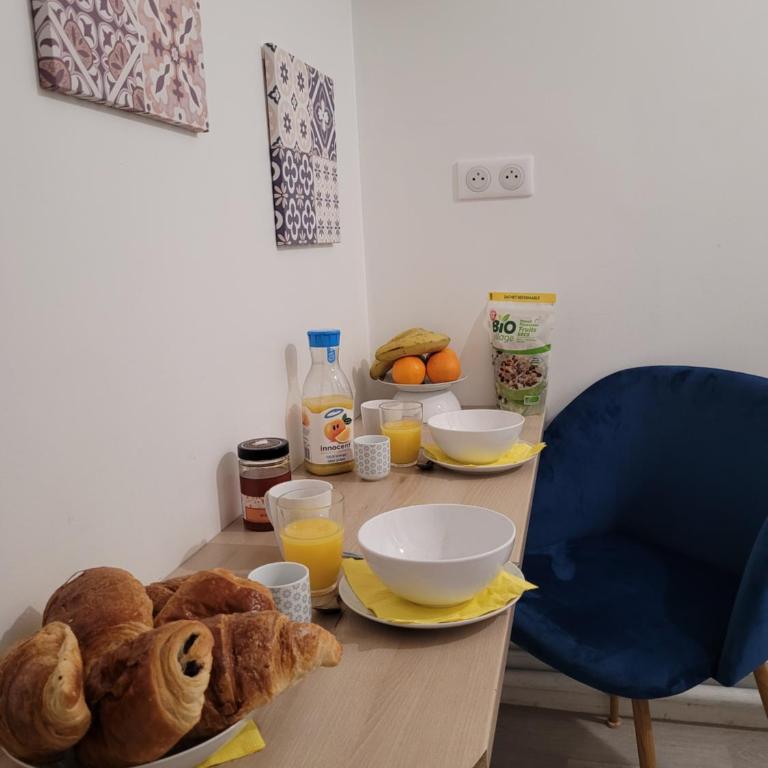 L établissement LA PLAGE A 2 PAS vous propose, 3 Appartements DEUX chambres, 1 appartement une pièce , NETFLIX, lits faits à votre arrivée, serviettes de toilette, Ménage, Wifi, en hyper centre ,Plage à 100m, BOX à Vélos, paiement 3 fois sans frais - Appartement 2 Chambres - 17