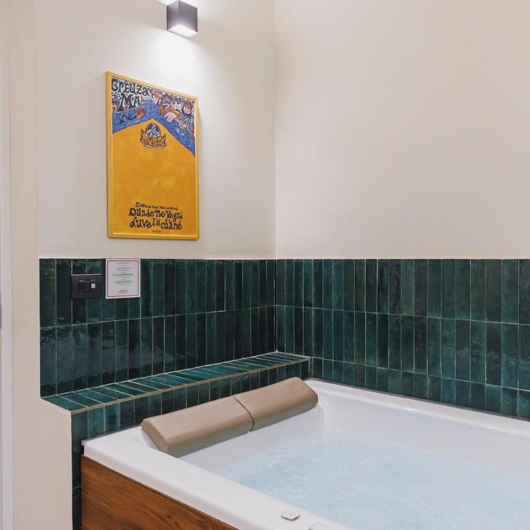Palazzo Italia Suites - Deluxe Double Room with Bath - 20
