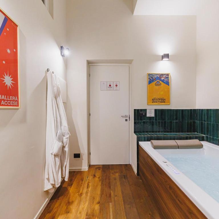 Palazzo Italia Suites - Deluxe Double Room with Bath - 18