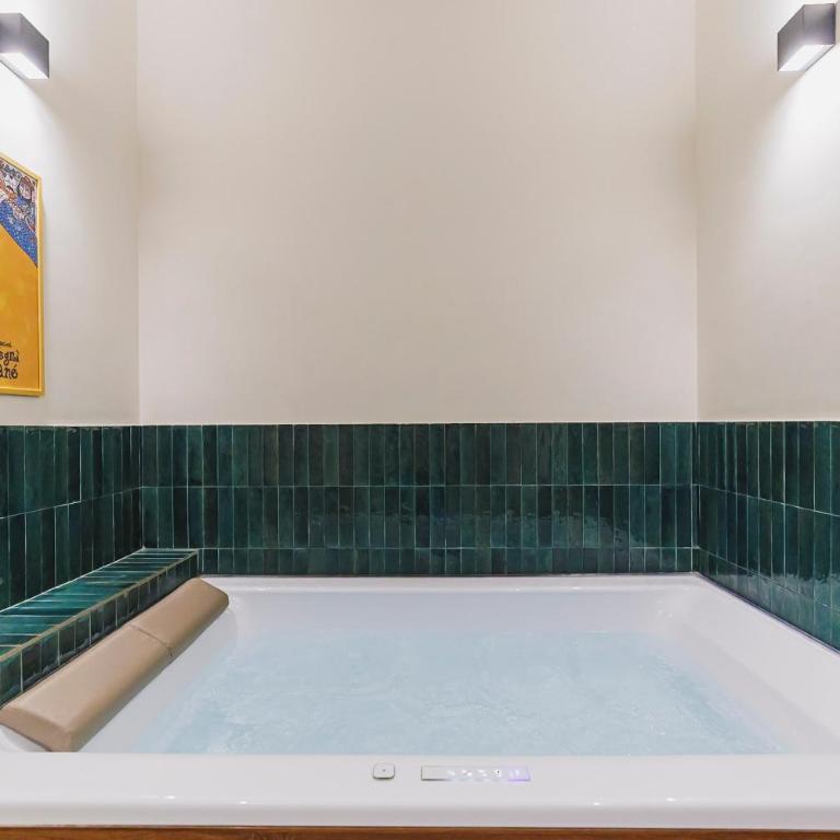Palazzo Italia Suites - Deluxe Double Room with Bath - 19