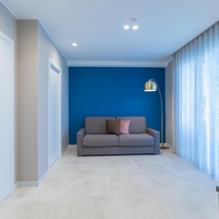 Campo's Guest House Airport - Luxury Quadruple Room - 9