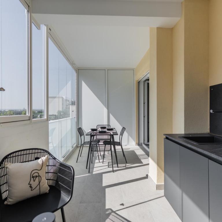 Campo's Guest House Airport - Deluxe Room - 16