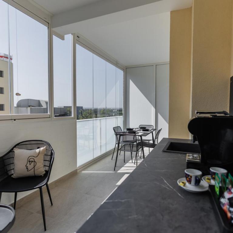 Campo's Guest House Airport - Deluxe Room - 17