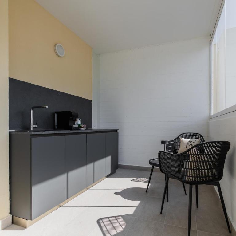 Campo's Guest House Airport - Deluxe Room - 18