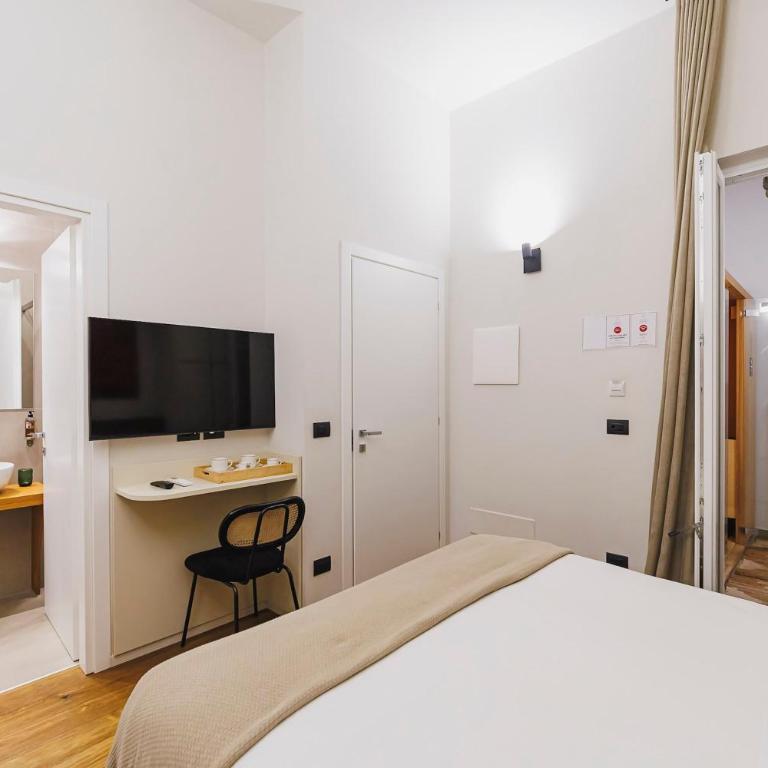 Palazzo Italia Suites - Deluxe King Room - 12