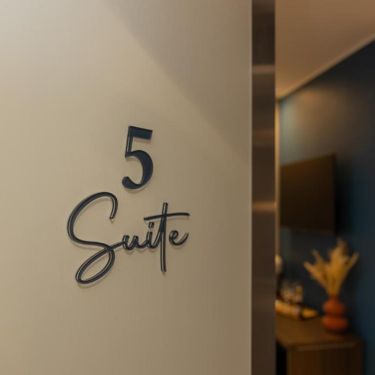 Campo's Guest House Airport - Luxury Quadruple Room - 17