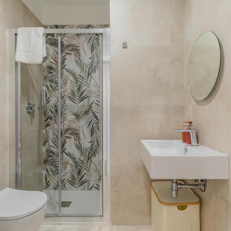 Campo's Guest House Airport - Double Room with Balcony - 10