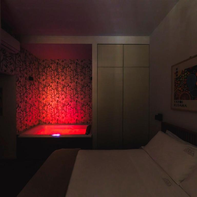 Palazzo Italia Suites - King Room with Balcony - 12