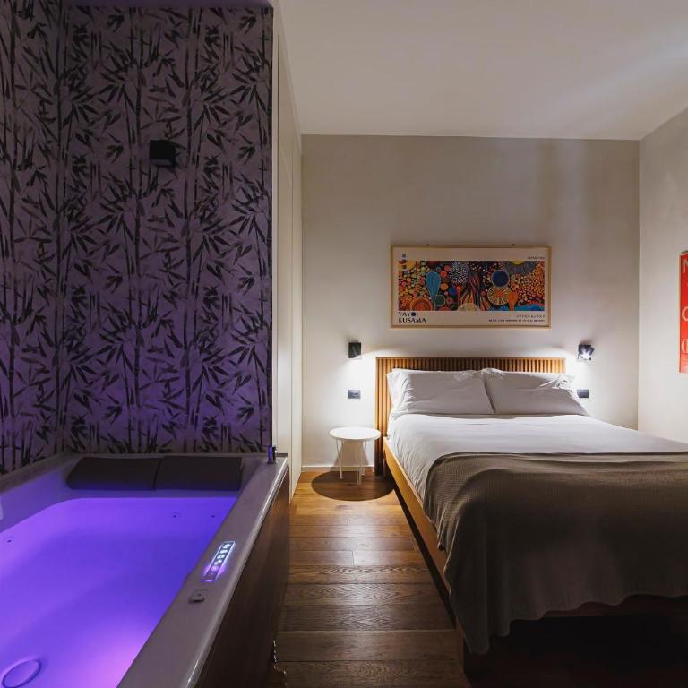 Palazzo Italia Suites - King Room with Balcony - 3