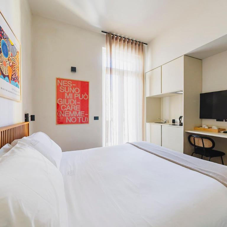 Palazzo Italia Suites - King Room with Balcony - 7
