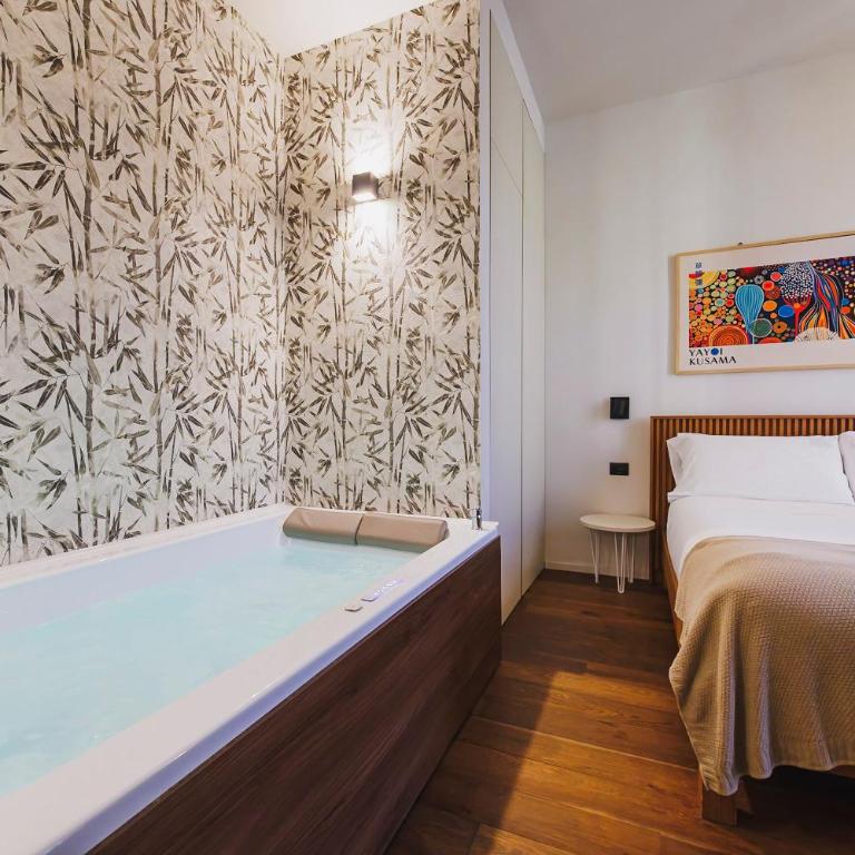 Palazzo Italia Suites - King Room with Balcony - 9